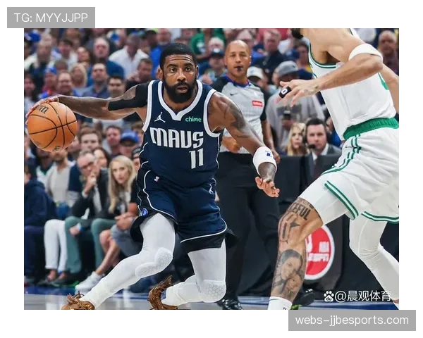 场边花絮:一位小球迷成功模仿欧文的运球动作,获赠签名球鞋 场边花絮:一位小球迷成功模仿欧文的运球动作,获赠签名球鞋