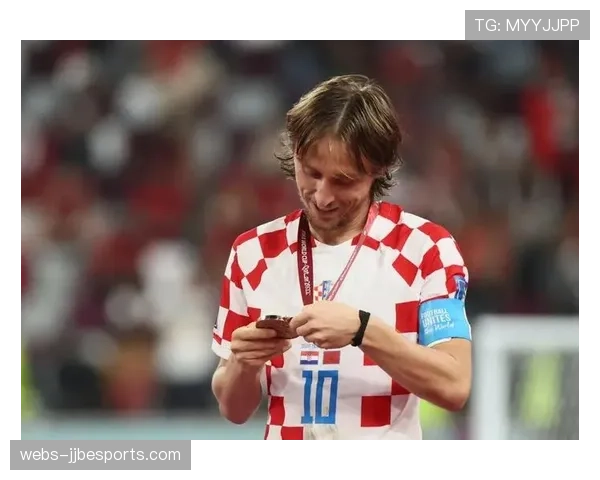 特写:格拉纳达小球迷冲入场内与偶像莫德里奇合影后被安全带离 特写:格拉纳达小球迷冲入场内与偶像莫德里奇合影后被安全带离